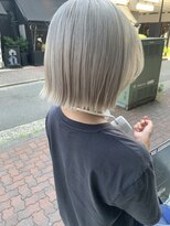 カーム(calm)&nbsp;プラチナベージュ_大人ボブ_前下がりぱつっとボブ_