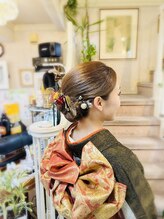 美容室 ティンカーベル シニヨンヘア