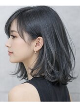 無彩色のクールな印象、抜け感◎グレー、シルバー系カラー