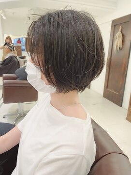 インビテーション(invitation) 束感でニュアンスをつけたショートボブ