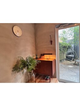 《広々とした温かい雰囲気のサロン》厳選されたインテリアの中、広々とどこかリラックスできる温かい空間◇