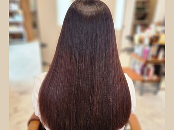 マカナワークス(makana works)の写真/【ダメージレスな髪に優しい美髪矯正】柔らかい弾力としなやかな手触りのナチュラルストレートに…♪