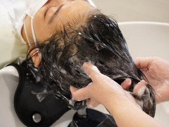 すみれ美容室の写真/【西大分】サロンでしか味わえない、頭皮からの贅沢体験。≪ヘッドスパ&ヘアエステ≫で至福のひとときを♪