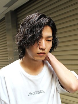 束感ツイストスパイラル前下がりマッシュショートスキンフェード