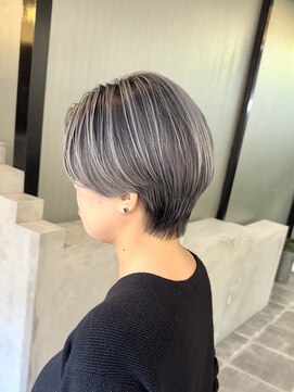 アンダーバーホワイト 広島 並木店(_WHITE) ショートボブシャドールーツ/グレーシルバー/グレージュ