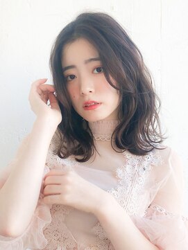 ルティア(Lutia) センターパート ゆるふわスタイリング アッシュカラー