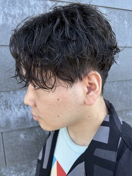 ヒュイル バイ ニアウ(Hwyl by Niau) メンズセンターパート波巻スパイラルパーマニュアンスパーマ眉毛