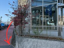 歩道を歩くとガラス張り5階建てビルがあります。その1階です