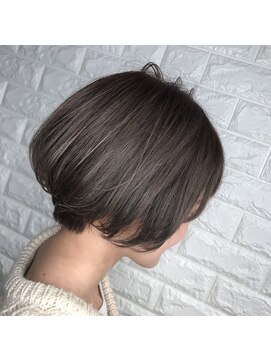 リー 東三国(Lee) 小顔効果抜群 ひし形ショートボブ