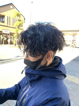 バダス(Badass) ソフトツイストパーマ、センターパート