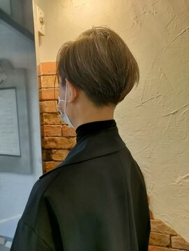 ティンク Hair Tink 女性らしいフォルムのショートスタイル