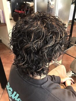 ハイライト、パーマなどのデザインの効いたスタイルが好評◎トレンド×似合わせで周りと差が付くスタイル♪