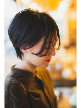 コモド(COMODO) 憧れの大人女子に!色気ある前下がりハンサムショート