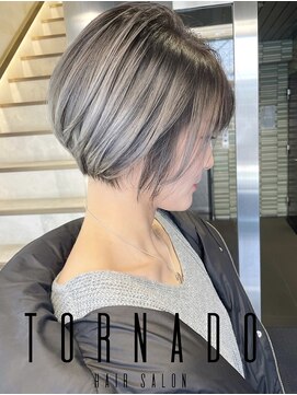 トルネード(TORNADO) 外国人風ショートハイライトバレイヤージュホワイトグレーT220