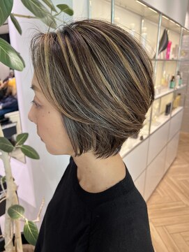 ステア ケース(stair case) 白髪を隠しすぎないメリハリデザイン 白髪活かしハイライト