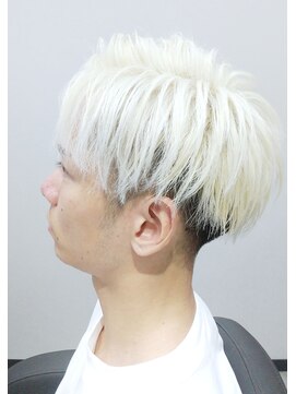 夜髪 ブラックホワイトのコントラストが超クール。ハイトーンヘア。