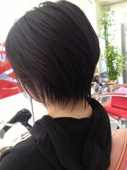 気になる白髪も綺麗に染まる♪色味が豊富なので、髪にもお肌にも優しい！明るめの白髪染めもOK◎