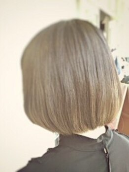 骨格と髪質に合わせた絶妙なカットラインで、どこから見ても綺麗なショートヘアをお届け！毎朝のセットも◎