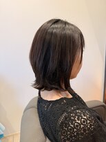 ラシンバンノラ(Lashinvan Nola) ストレート×デジタルパーマでつくる、扱いやすい大人ミディアム