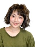 フロントアシメでオシャレを格上げニュアンスウェーブの重めボブ