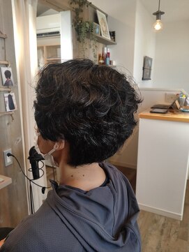 エニシ(Enishi) 癖毛を最大限に生かしたショートスタイル