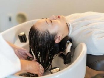 メイクス ヘアデザイン(make's HAIR DESIGN)の写真/髪の美しさは頭皮から…トリートメント効果抜群【OggiOtto】のマッサージスパを体験して…さらに潤う髪へ♪