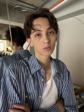 メンズレコ 渋谷(MEN'S LECO) ブルーブラックフェザーパーマ刈り上げセンターパート