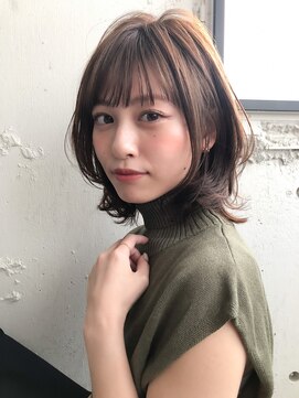 アグノス 青山(Agnos) 小顔大人かわいいフェザーバングボブくびれカーキグレージュ//