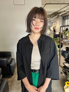 タロ(TALO) 深めのグレージュカラーに顔まわりレイヤーとボブ