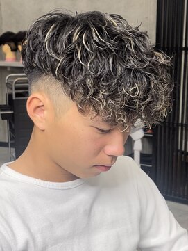 イーラ(era) 外国人スペインカール　メンズ　眉毛　メンズカット　パーマ