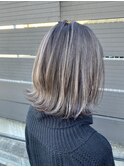 外ハネロブヘアハイトーンカラーホワイトブロンド細めハイライト
