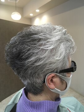 ヘアサロンアンドヘアメイクディー(hair salon hair make D) 仙台D　グレイヘアを活かしたエレガントソバージュショート