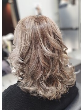 ヘアースタジオ ジェイワン(hair studio J ONE) 30代40代50代60代ホワイトベージュ　ブリーチオン白髪ぼかし