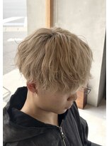 エッジ(EDGE)&nbsp;メンズ大分ハイトーンブリーチカラーミルクティベージュスタイル