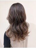セミロングレイヤースタイル　ハイライト　アッシュベージュ