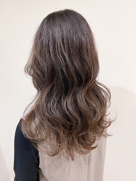 ブカブク(BUKA BUKU) セミロングレイヤースタイル　ハイライト　アッシュベージュ