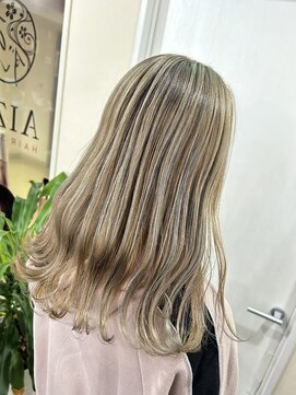 アイズ 本厚木(AIZU) 白髪ぼかしコントラストハイライト ミルクティーベージュ