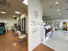 百色 八戸店の雰囲気（明るく清潔感のある店内。丁寧なカウンセリングからスタート！）