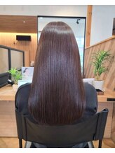 カラー剤に含まれる成分による頭皮へのダメージや老化の予防ができる《レゾシステム》を導入しています！