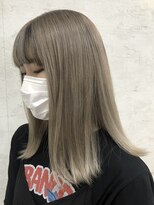 イル(iLu.)&nbsp;ベージュインナーカラーヘーゼルグレージュボブレイヤー