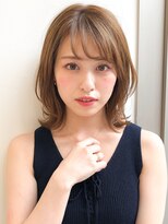 イメチェン厚めバング耳かけフォギーベージュ毛先パーマミディ