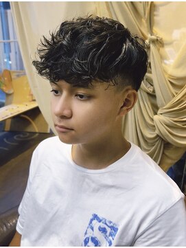 ジジバイワースホワイル(jiji by WORTH WHILE) ハイライト波巻きアップバングツーブロックマッシュ束感ショート