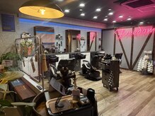 フリーダム 新百合ヶ丘店(FREEDOM)の雰囲気（店内の写真です。セット面3席のガレージ風<理容室>[新百合ヶ丘]）