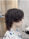 センターパートウルフ×波巻きパーマ
