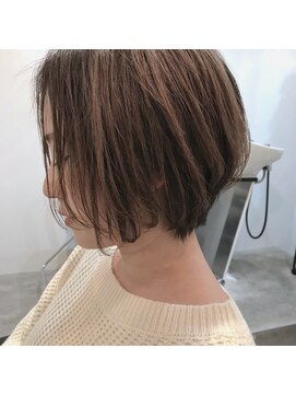 ジオ(gio) 柔らかい質感のくびれ透け感グレージュショート