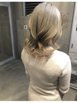 ニティー(Ngiti) くびれ巻き×white beige