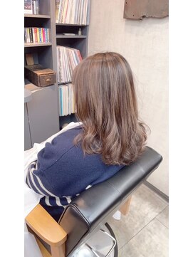 オト(oto) 女性らしさ際立つ、ふんわりセミロング/艶感/透明感