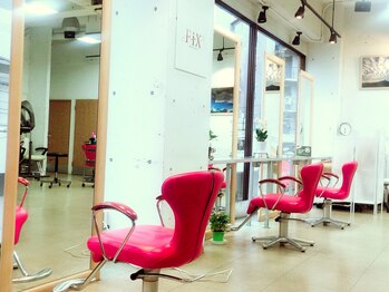 フィックスヘアークリニック(FIX)の写真/広々とした店内で隣の席が気にならないのも嬉しい♪2階なので外の目も気にせずサロンTimeを楽しめる*