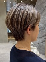 ソワネ 表参道(soigne) 表参道白髪ぼかしハイライトアッシュグレー丸みショートボブ40代