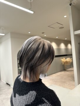 ホワイト/ブラック/ルーツカラー